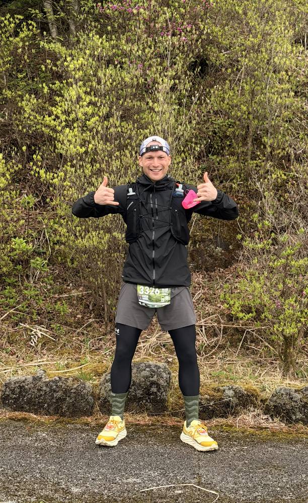 Sven giving two thumbs up on the trail at the Mt Fuji 100